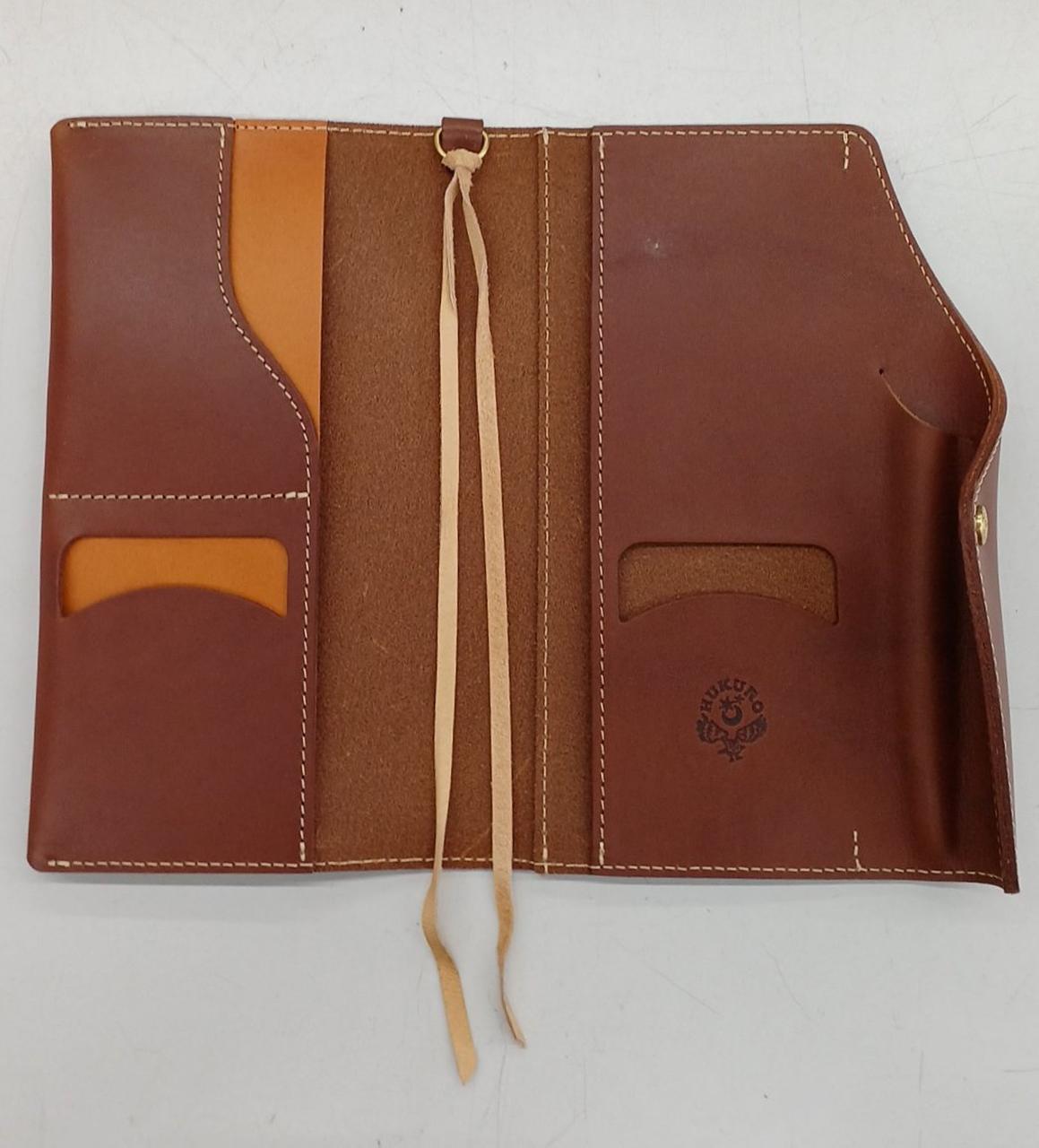 レザーの栞2本、ポケット3箇所あります