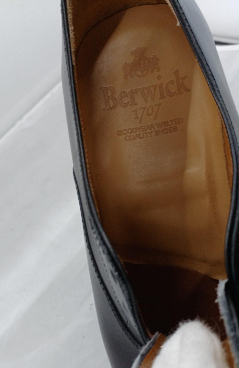 右足用の中敷きに少しめくれがあります