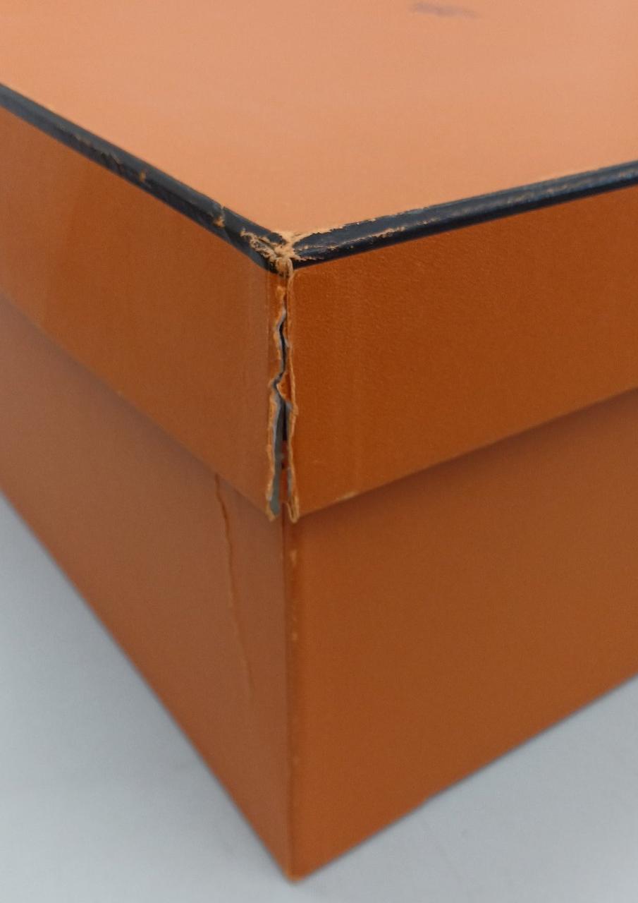 箱にダメージがあります