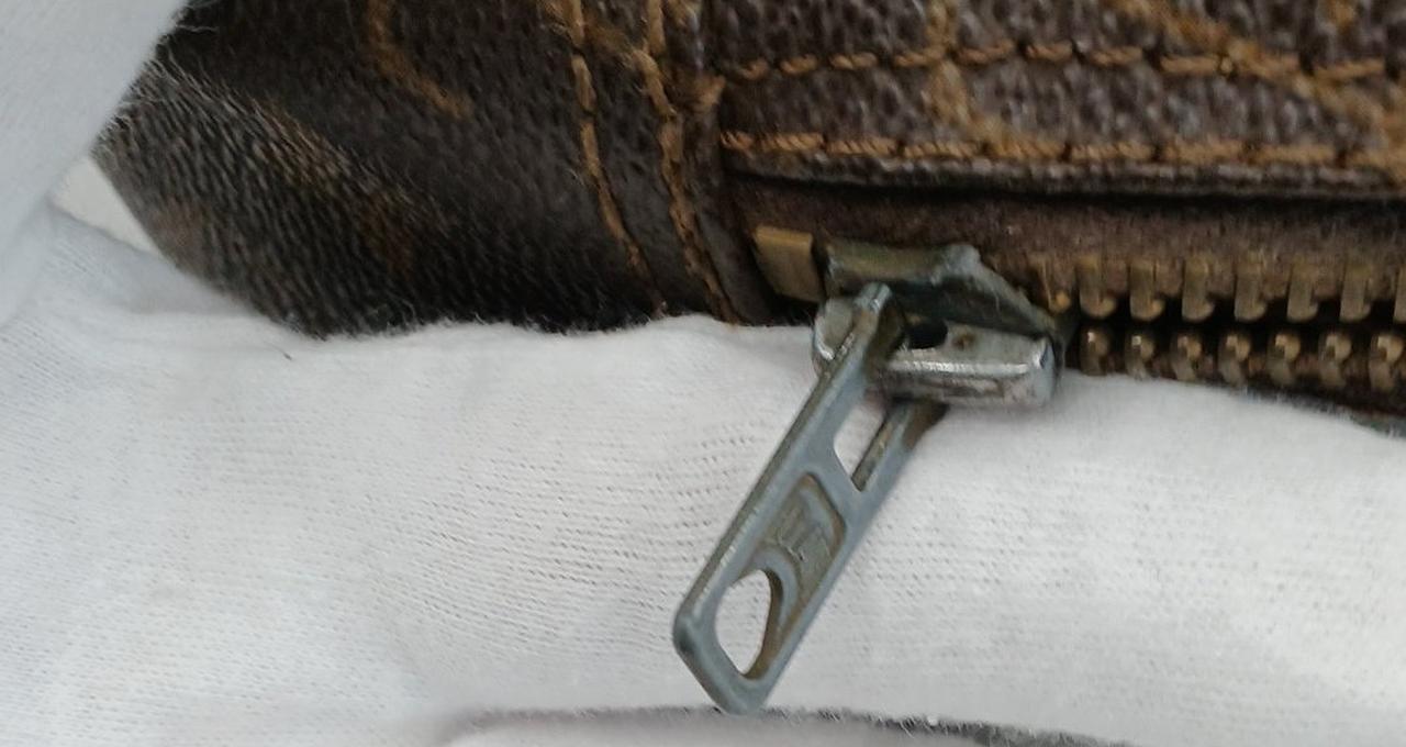 ファスナートップに変色があります