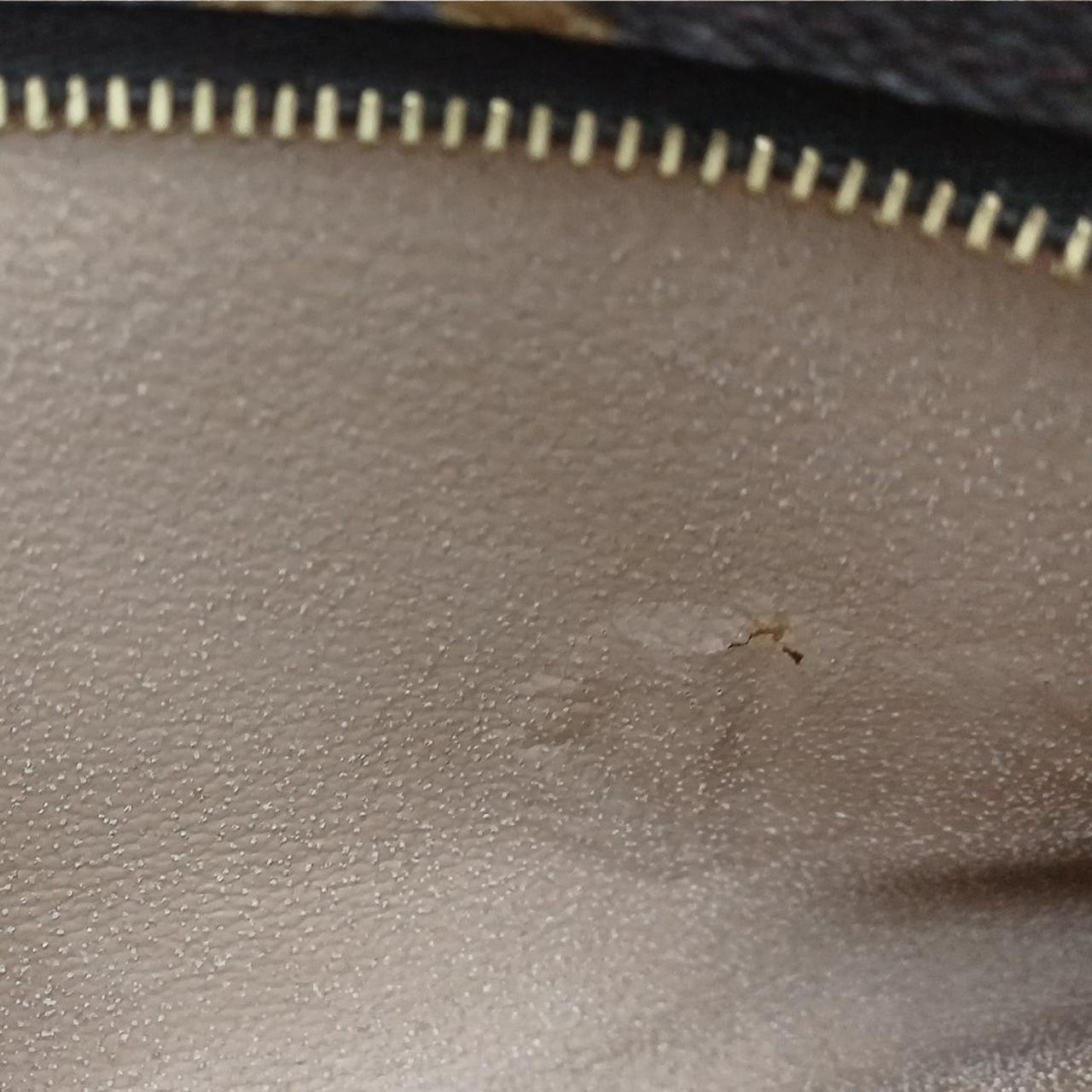 内側に剥がれ、破れがあります