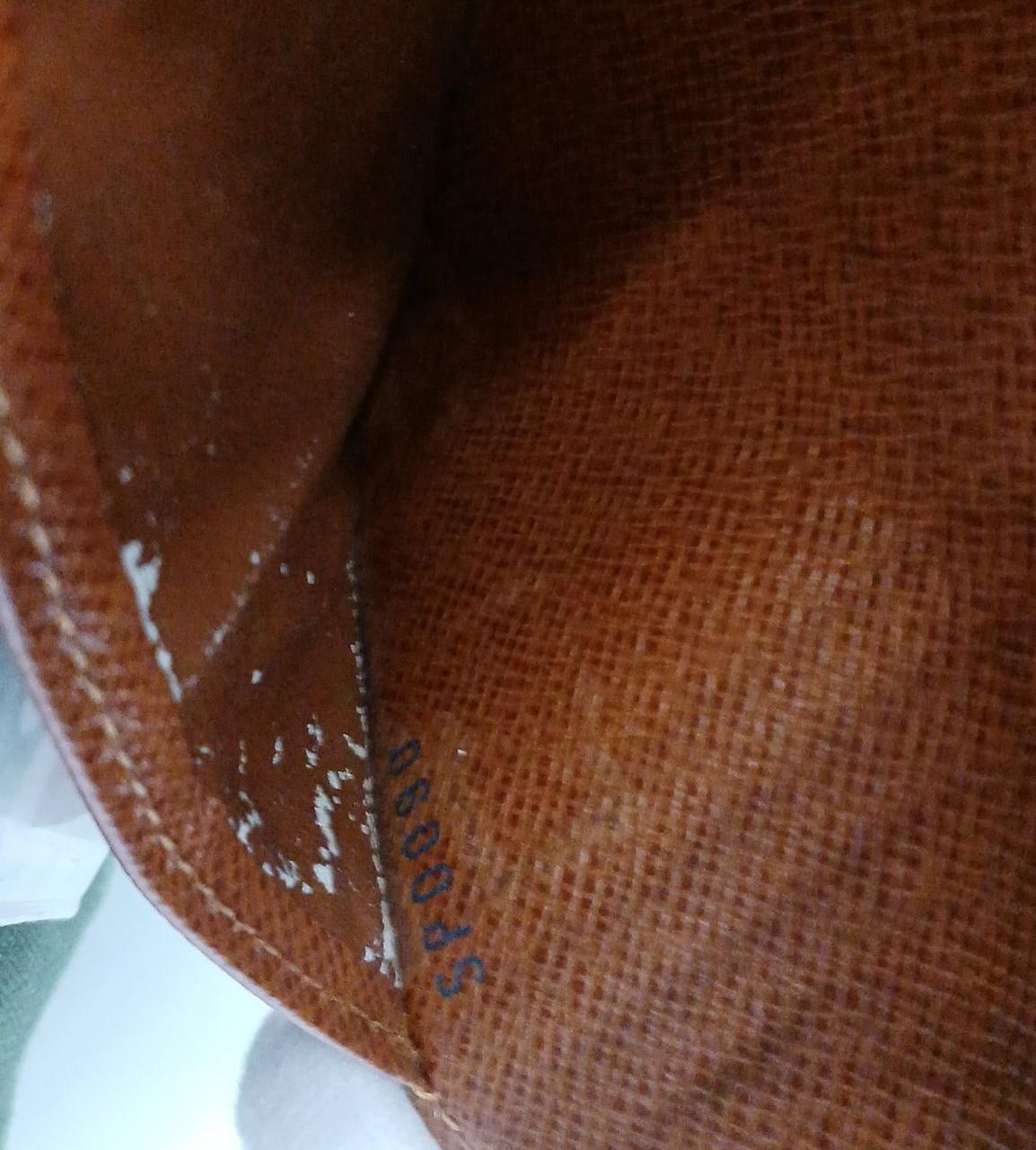 内側に剥がれがあります(左側です)