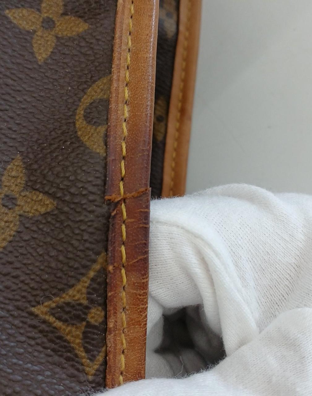 正面右側にシミ、ひび割れ、スレがあります