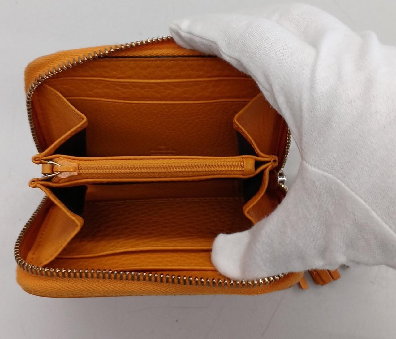 お札は畳んで入れられます