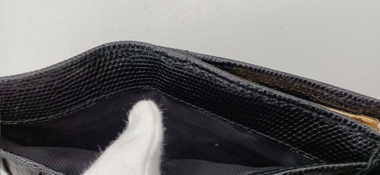 札入れ内に白い小さな汚れがあります