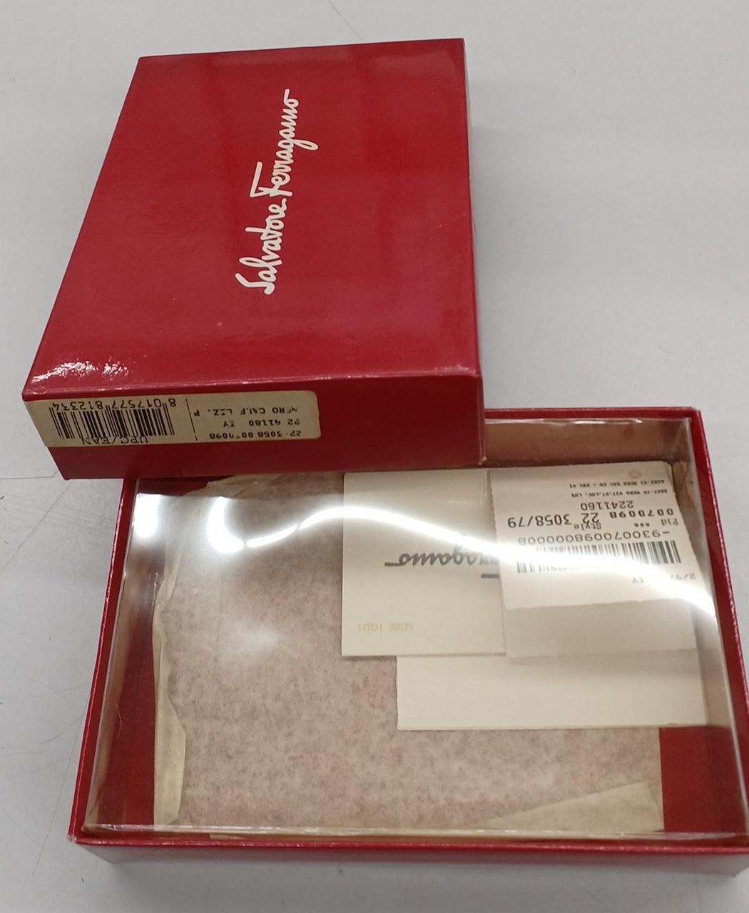 付属品です。箱にカード類が入っています