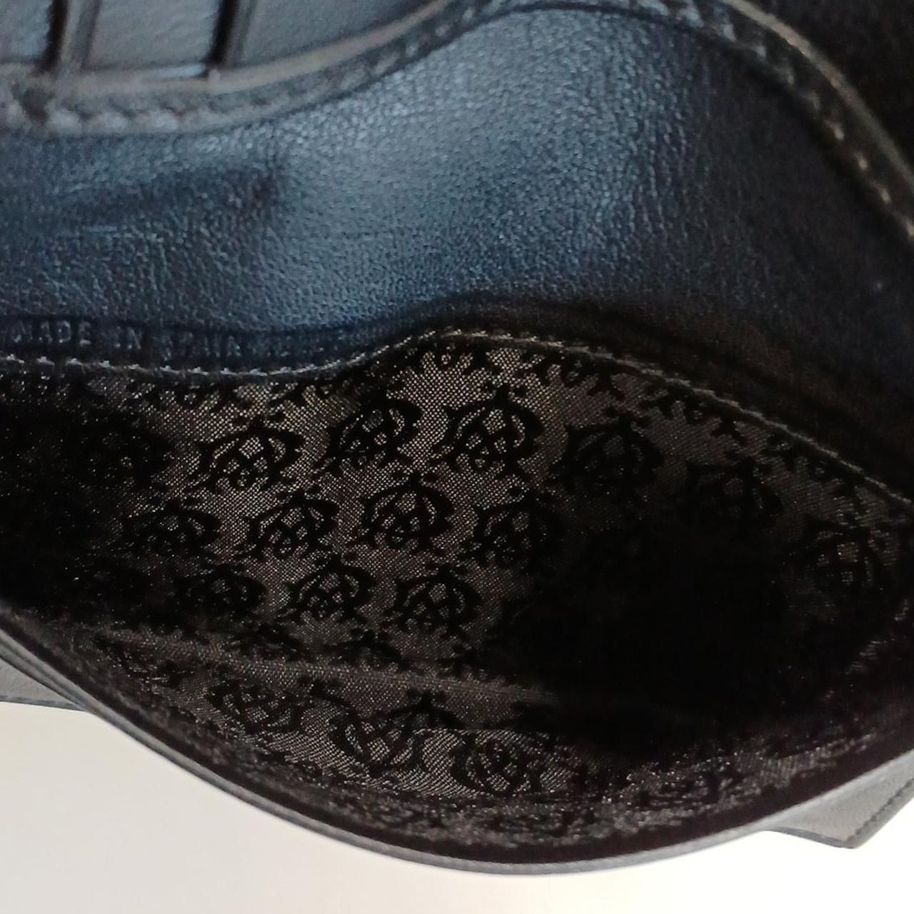 内側のポケット内です