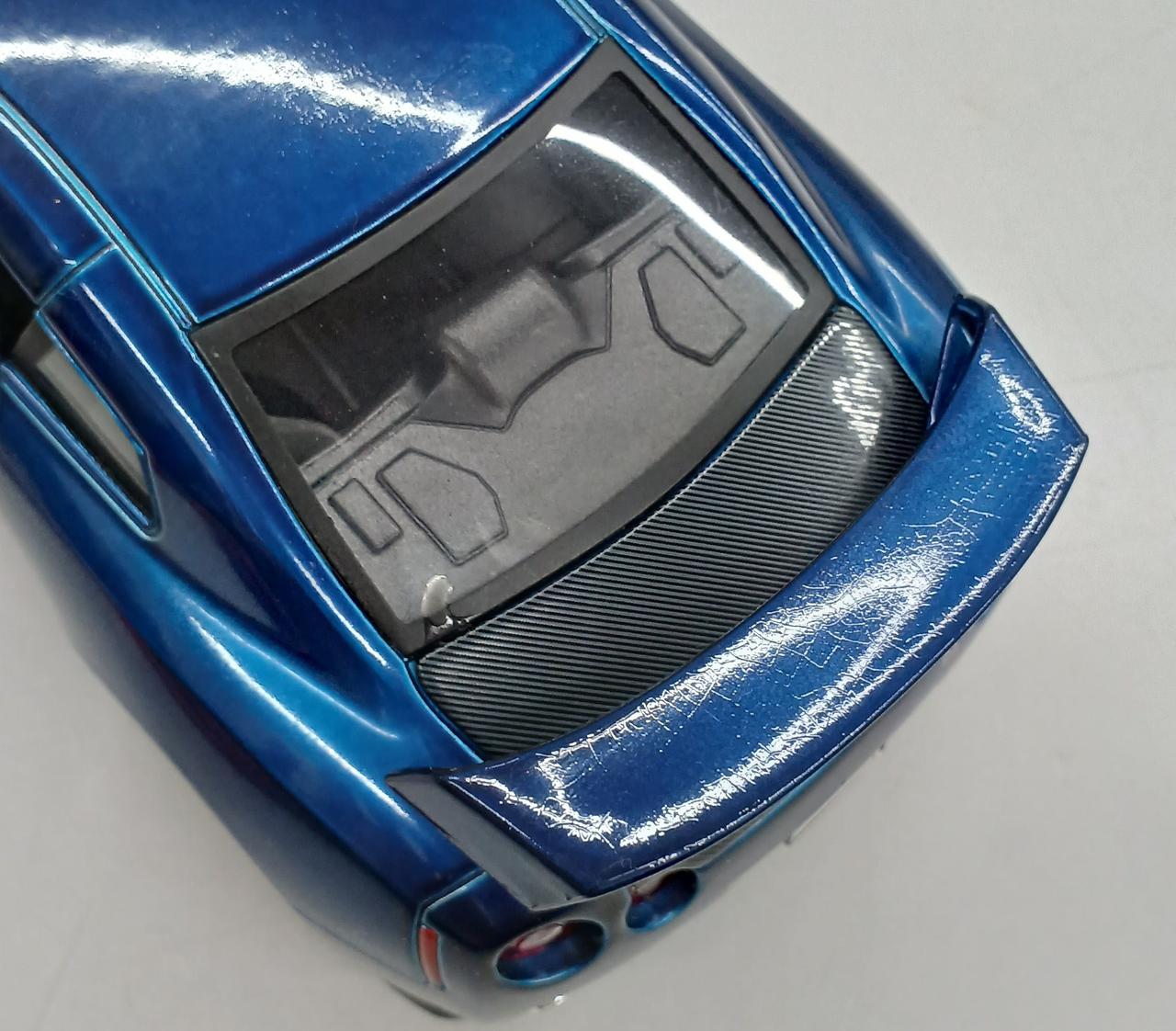 塗装割れあり　窓の左下に汚れあり。