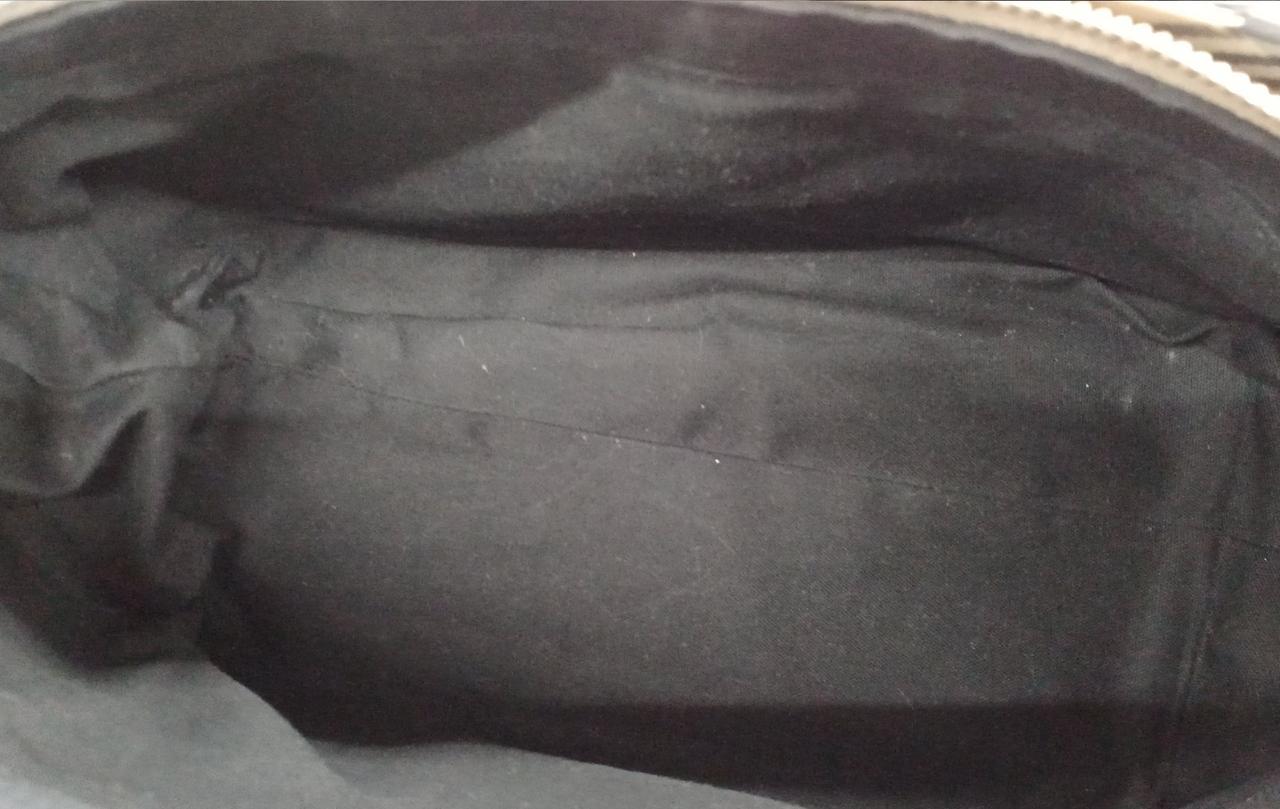 内側ファスナー内に白っぽい汚れがあります