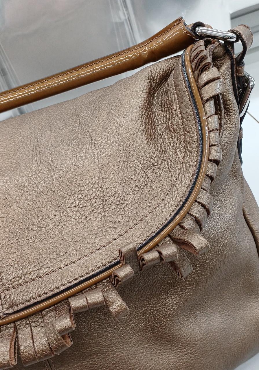 フリルにしまいグセがあり、反りがあります