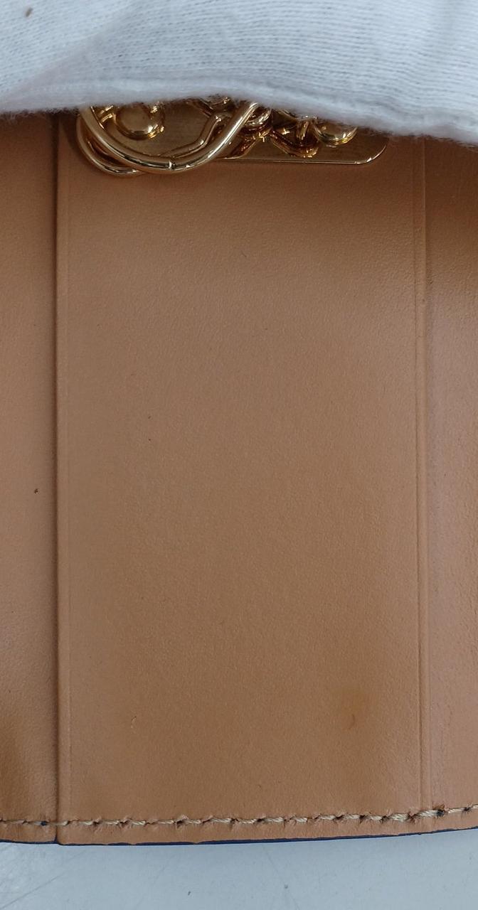 小さなシミがあります