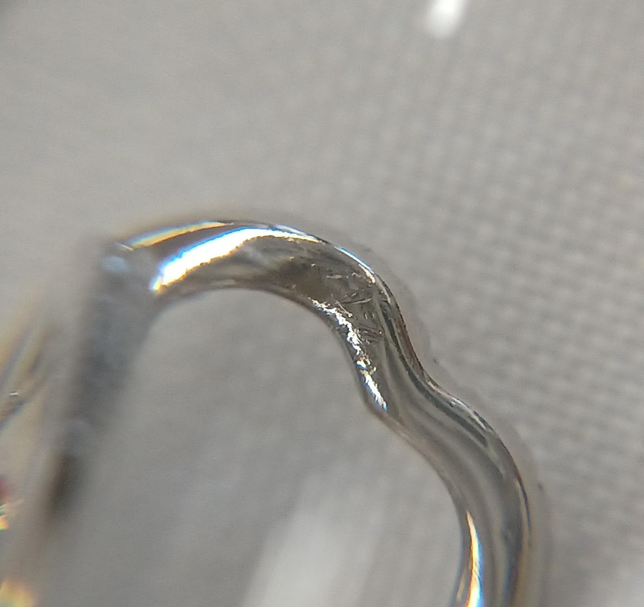 トップの裏側にキズあり。