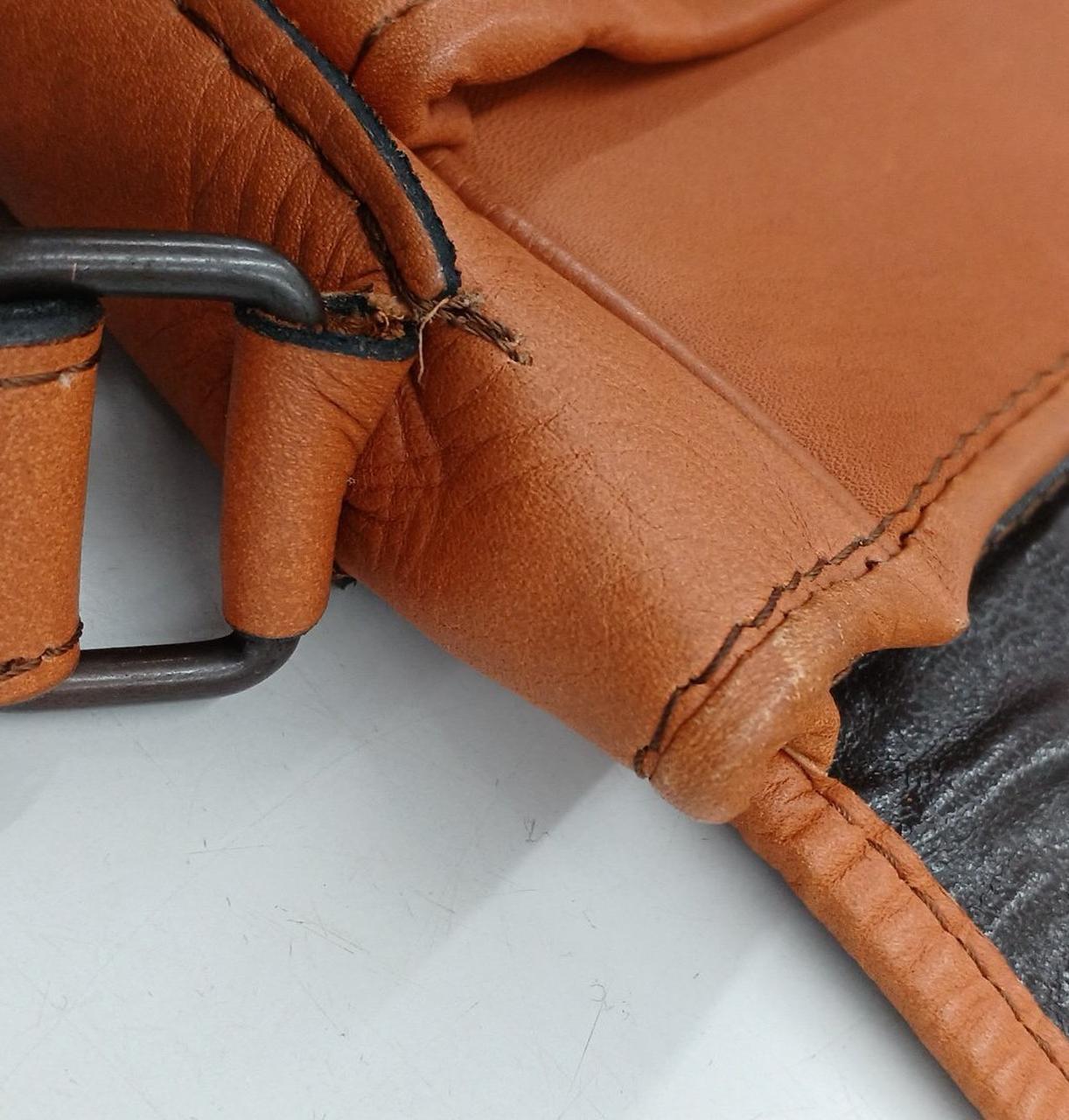 ショルダーの付け根にほつれがあります