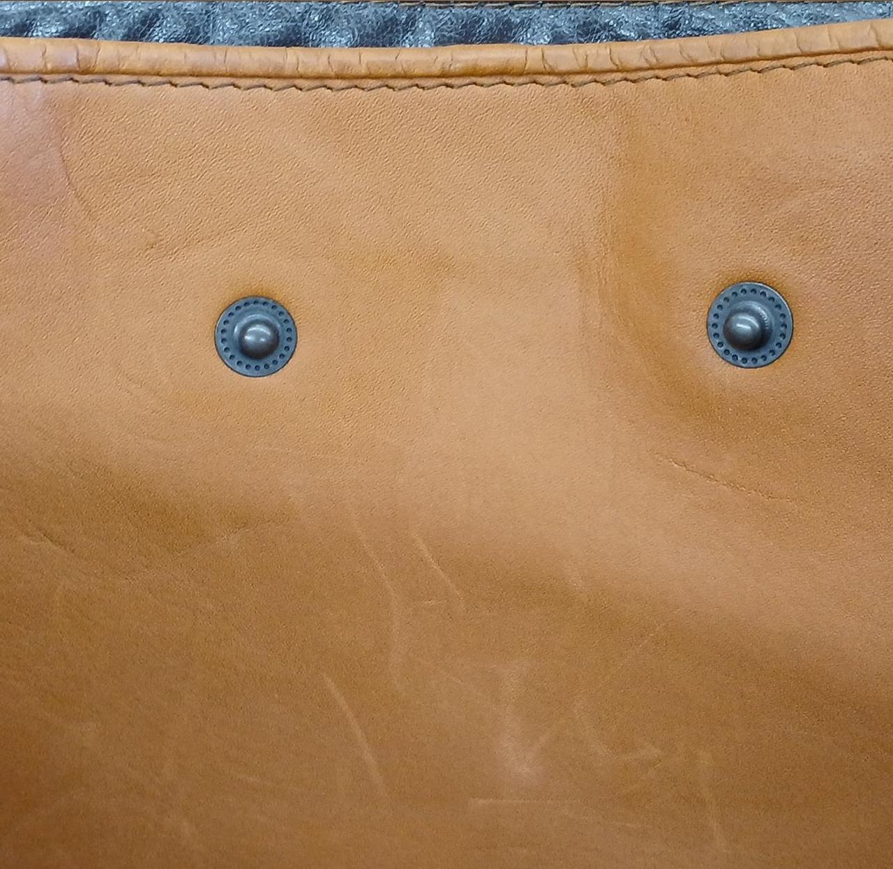 ポーチ欠品です　内側にキズがあります