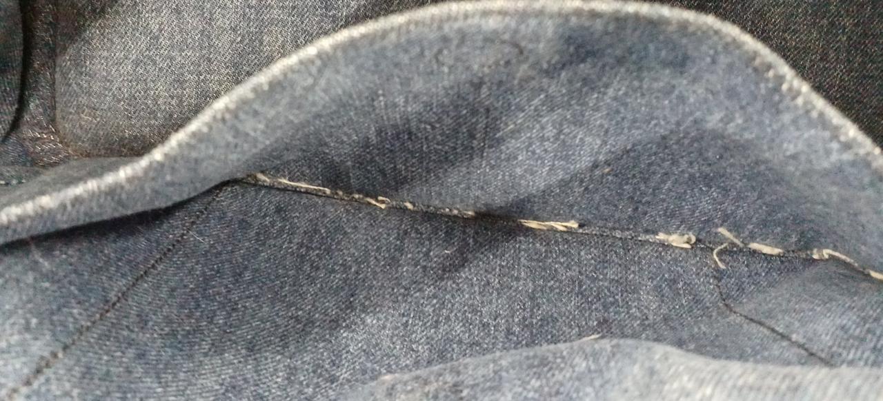 ポケット内側にほつれがあります