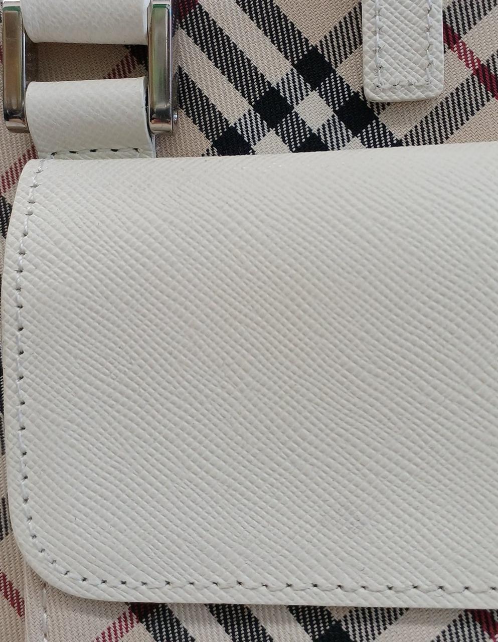 外ポケットのフラップに薄い汚れがあります