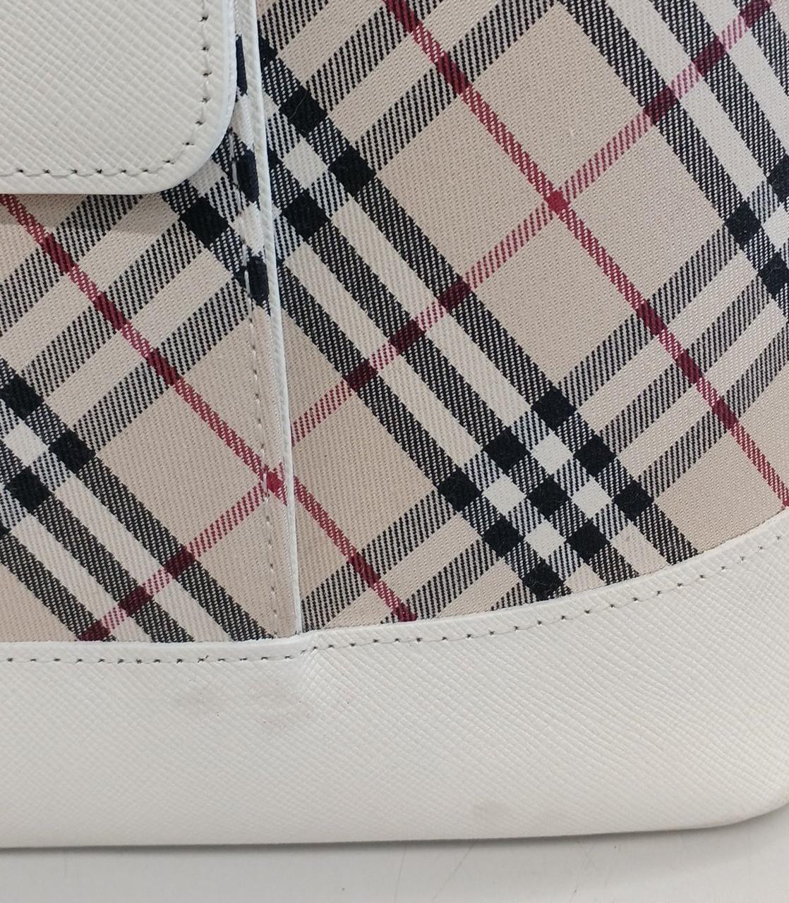 前面下部分に薄い汚れがあります