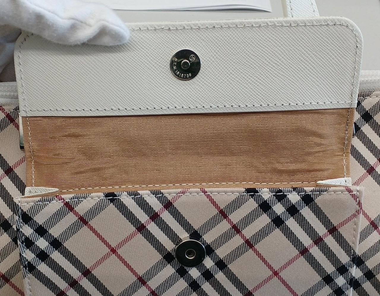 外ポケットのフラップ裏にシワがあります