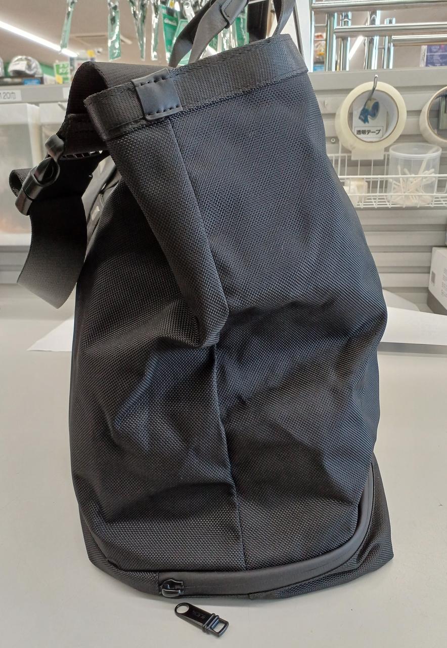 底部分のファスナートップが破損しています