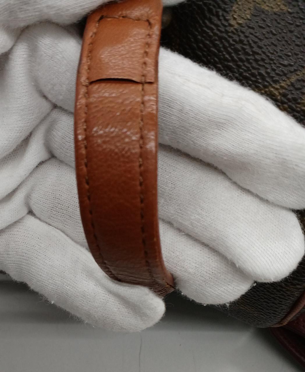 縫い合せ部分です。持ち手にシワがあります