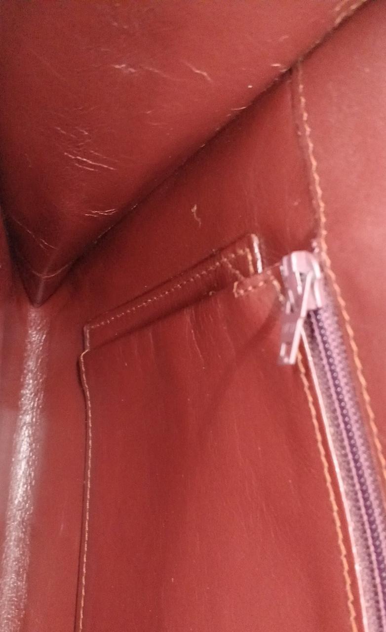 内側にキズ、シワがあります