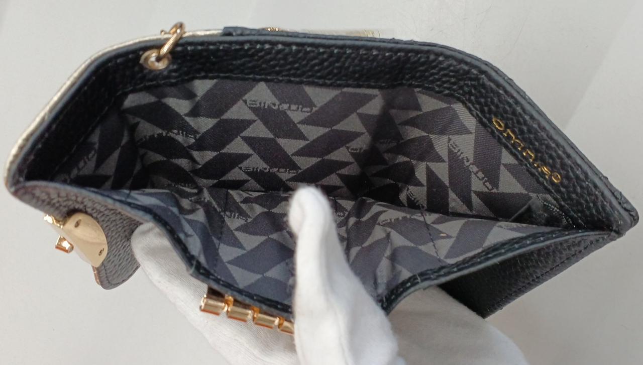 お札が入るスペースがあります