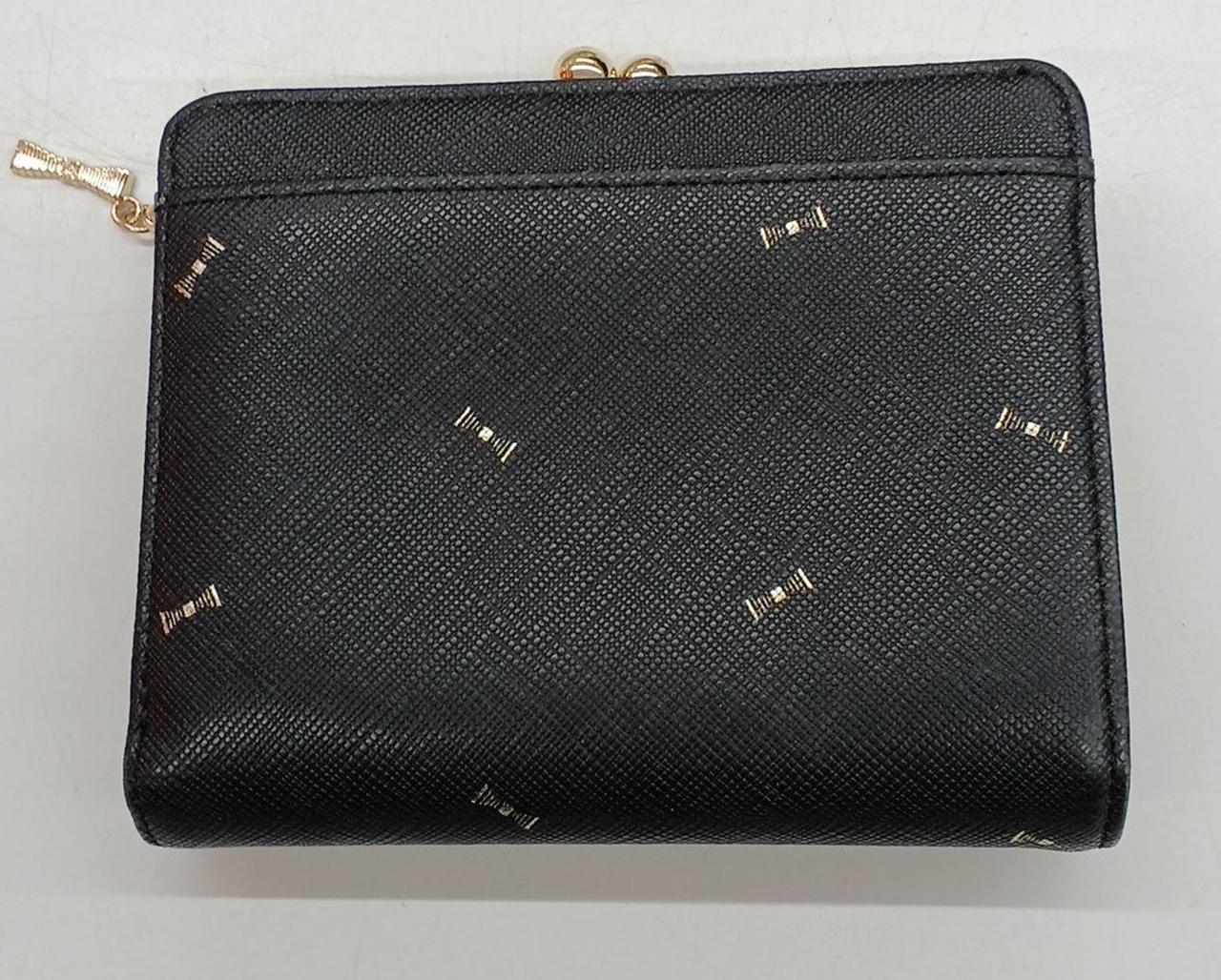 裏面にやや凹みが見られます