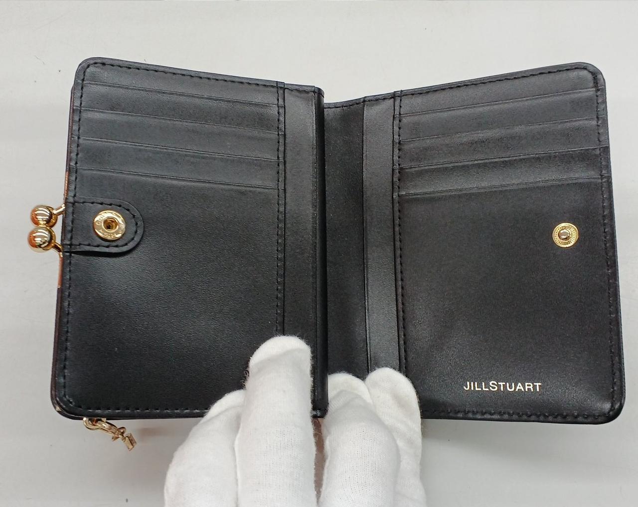 カード入れがたくさんあります