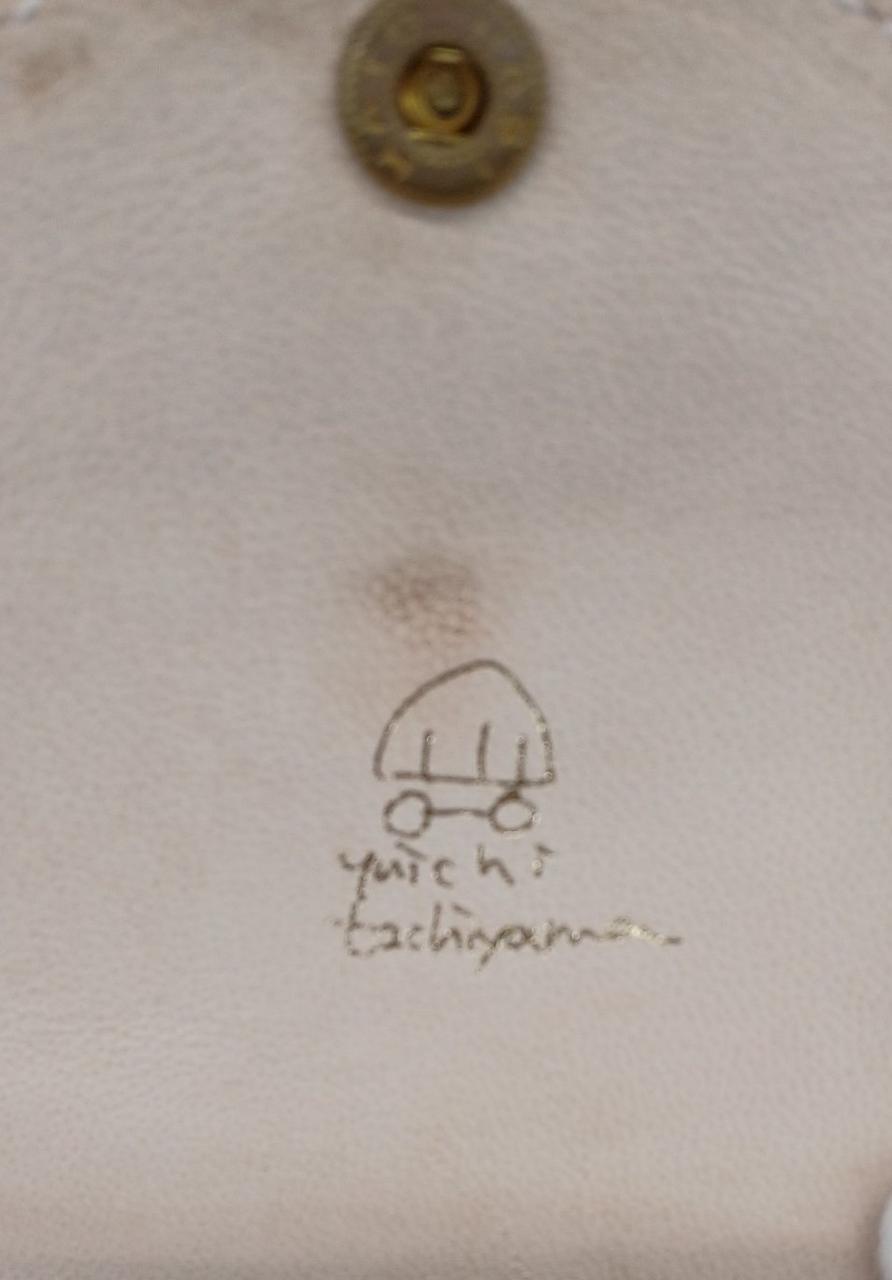 フラップ裏面に汚れがあります