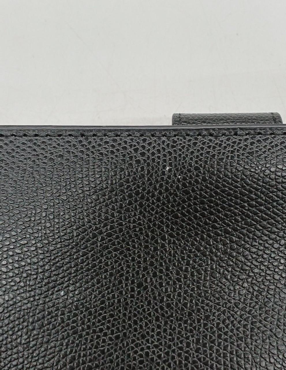 背面に白い小さな点状の汚れがあります