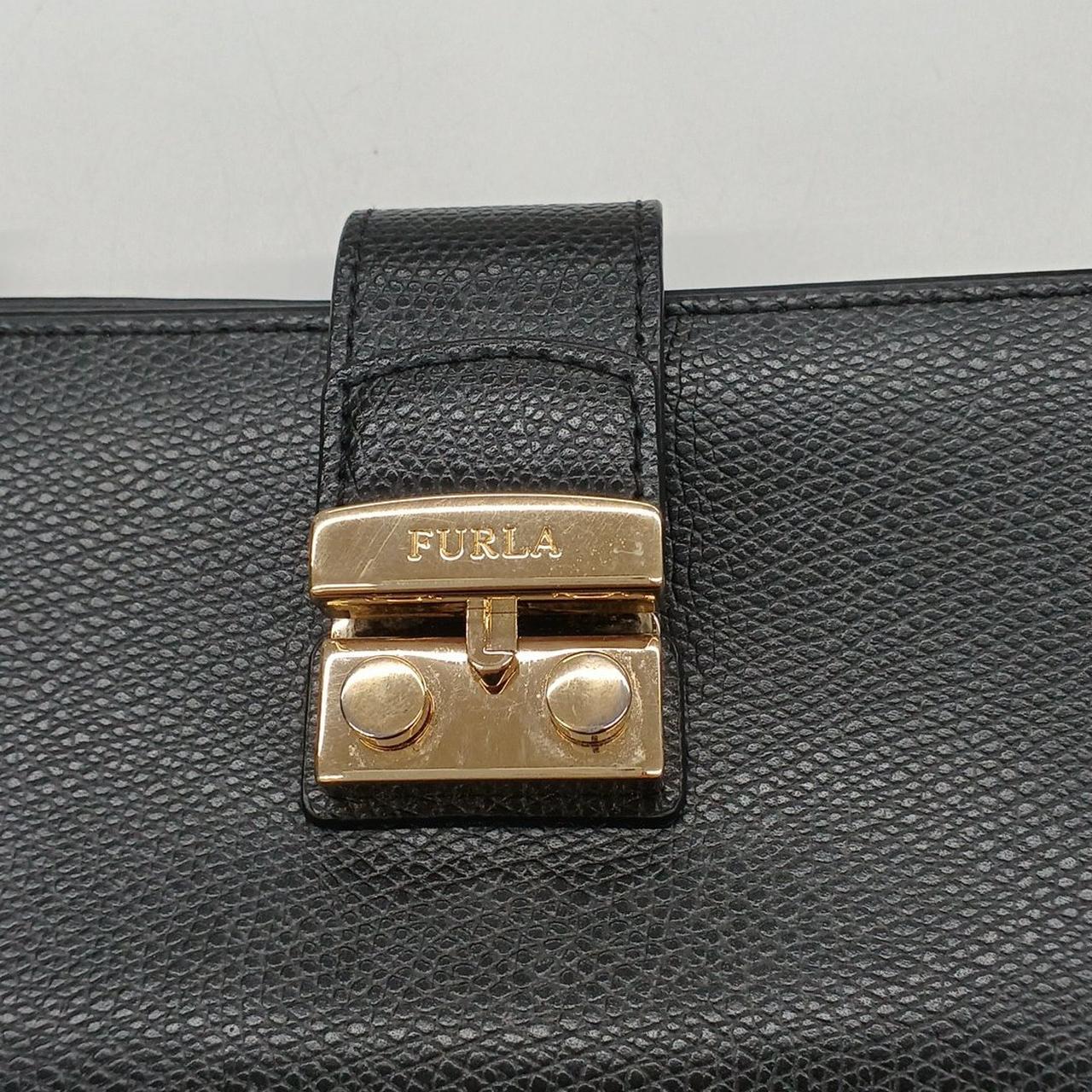 左のツマミを右側に押すと開きます