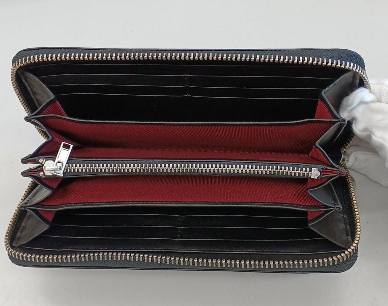 カード入れがたくさんあります