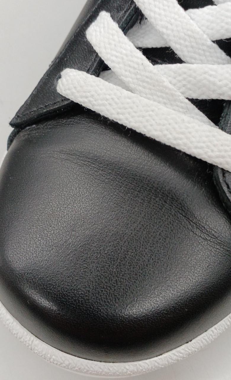 左右共つま先部分にややつぶれが見られます