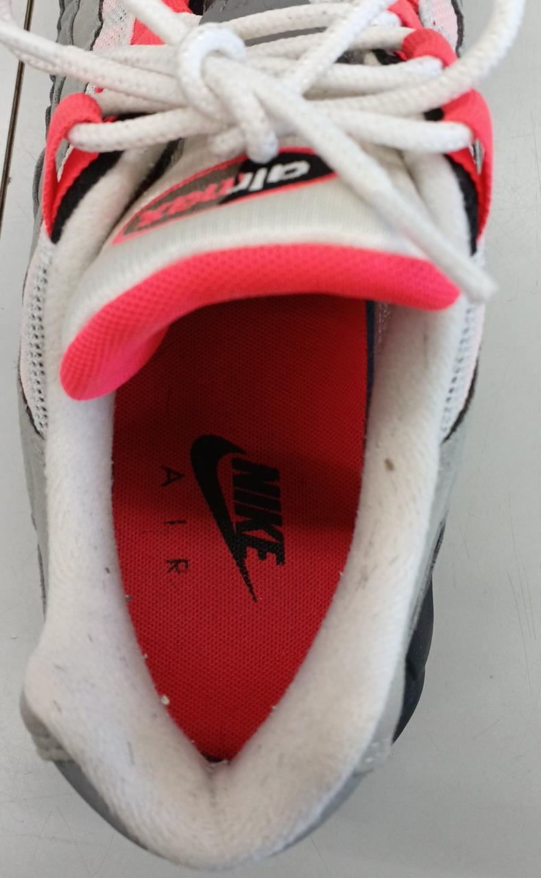 左足内側に汚れがあります