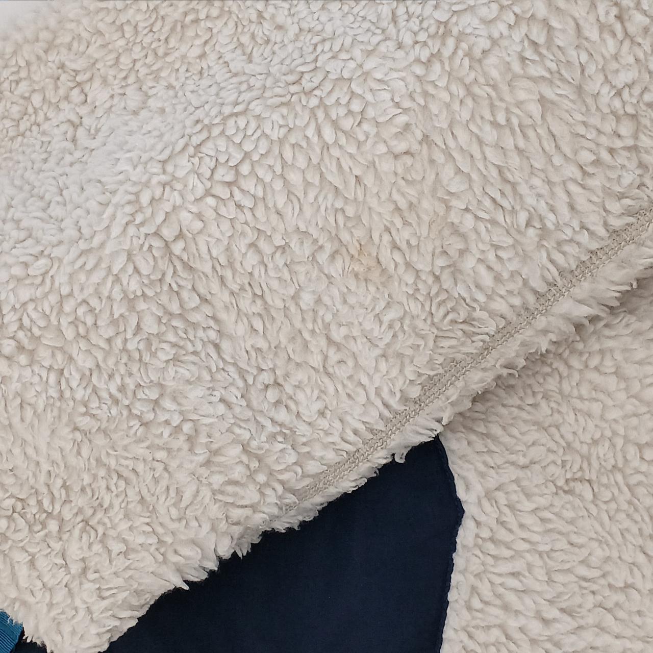 左袖に汚れあり。