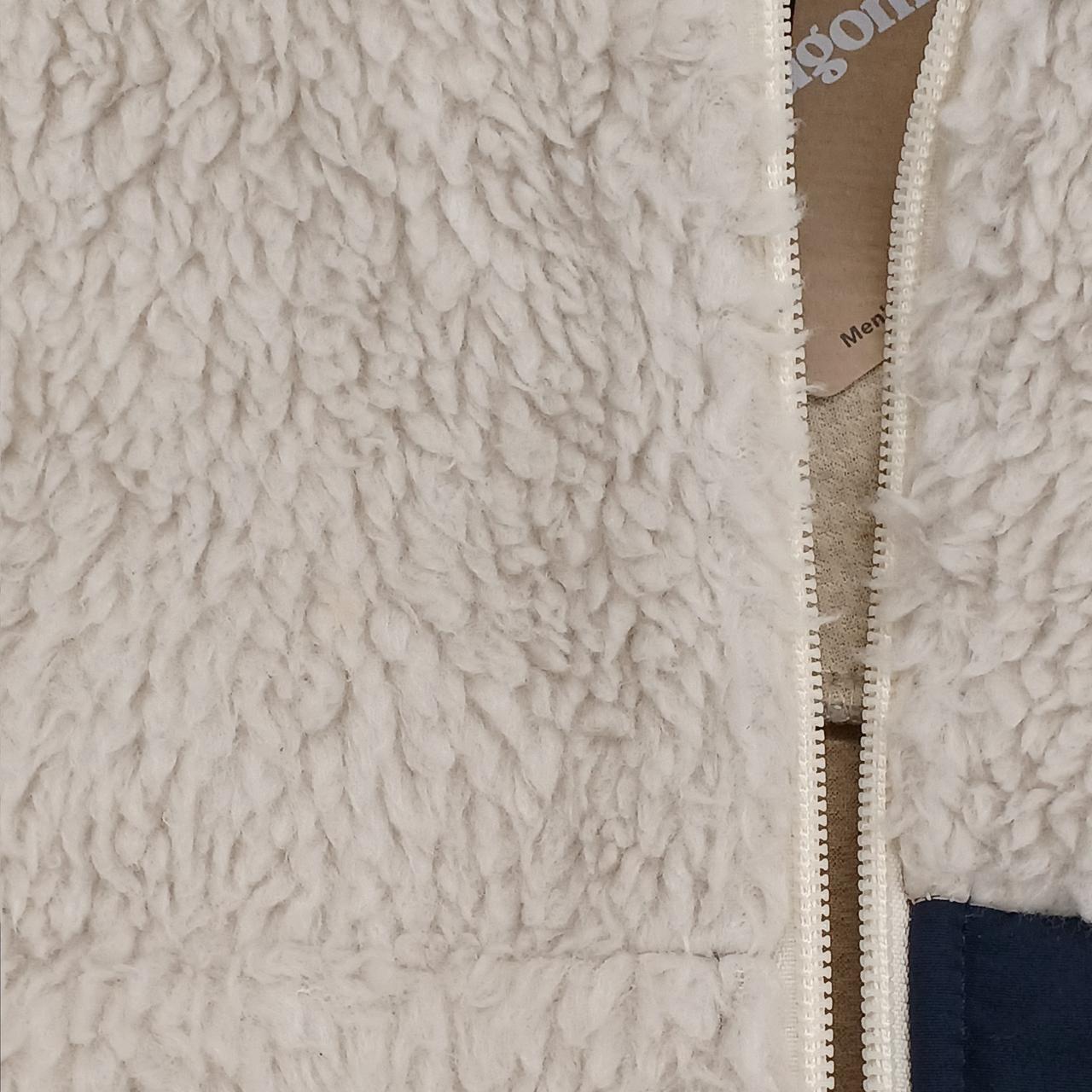 前胸ポケットの斜め上横辺りに汚れあり。