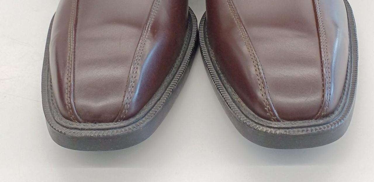 左右共につま先に小さなキズがあります