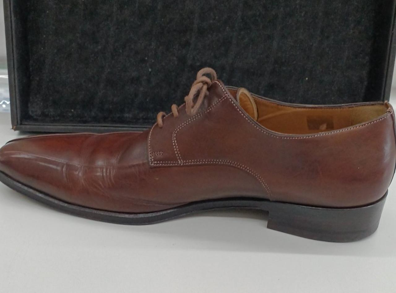 かかと近くに小さなキズがあります