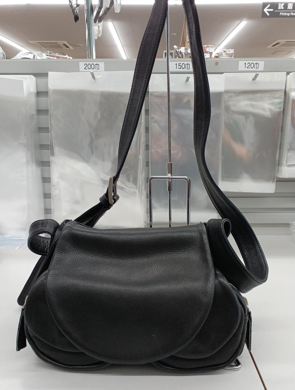 柔らかいレザーのショルダーバッグです