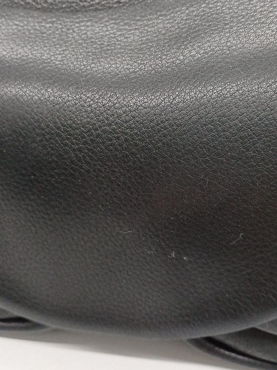 フラップ部分に白い小さな汚れがあります