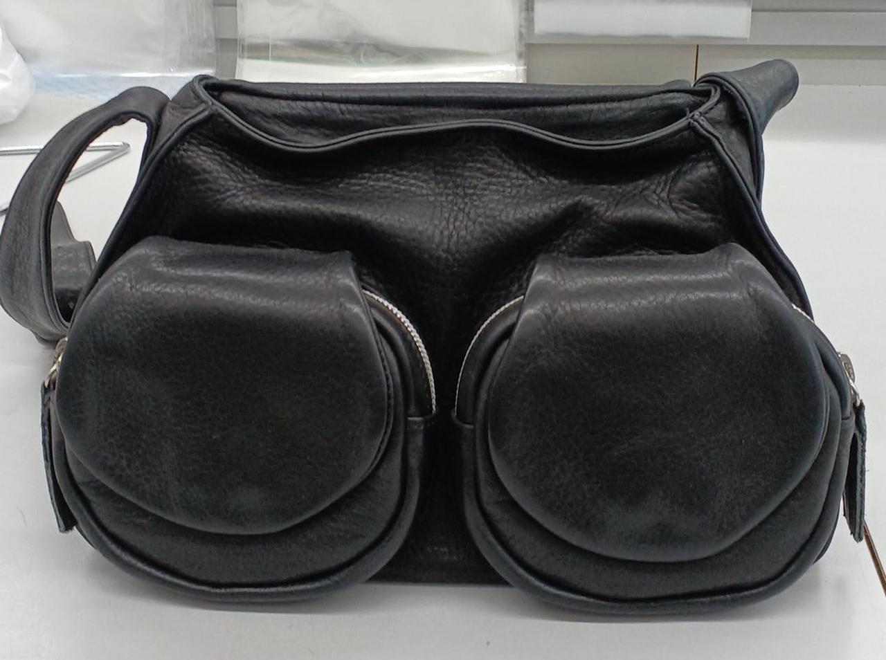 フラップ下にポケットが２つあります