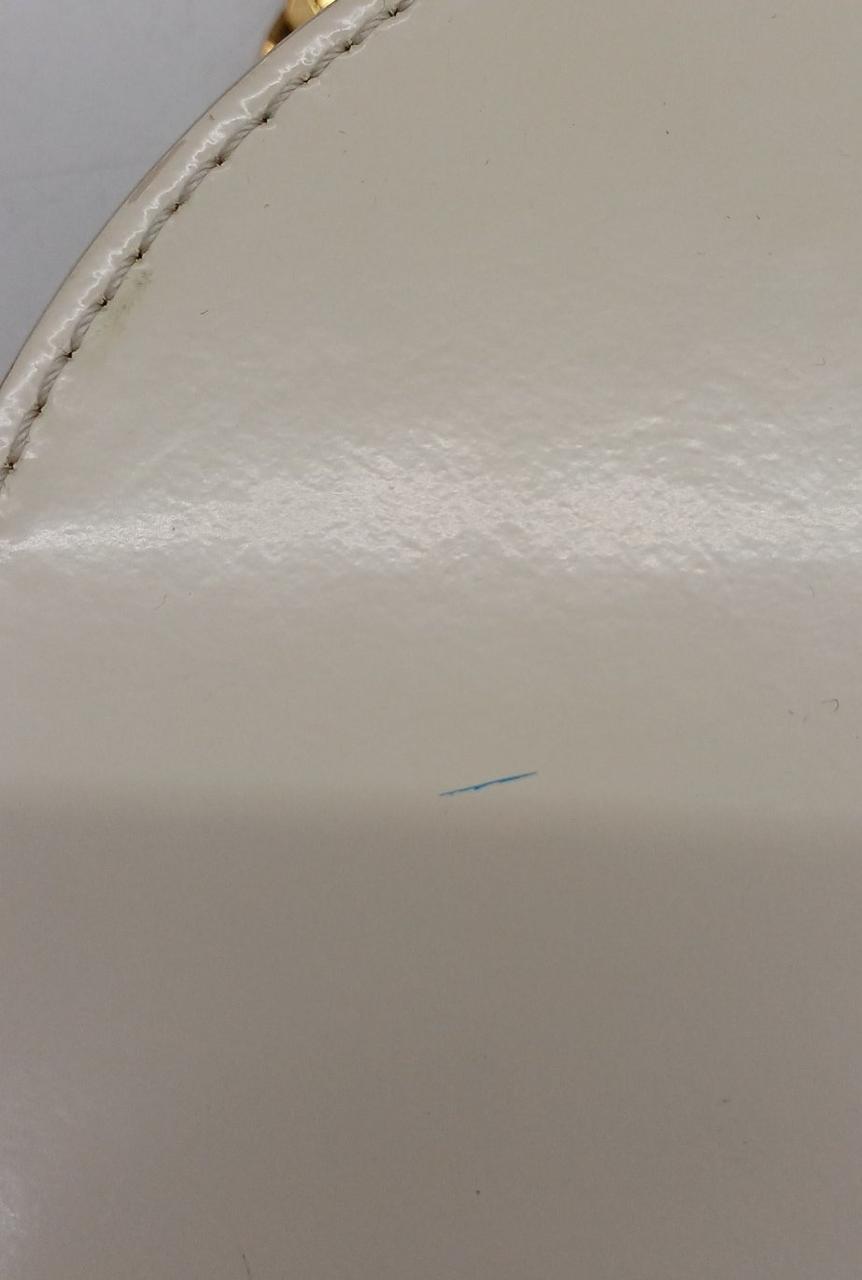 小さな汚れがあります