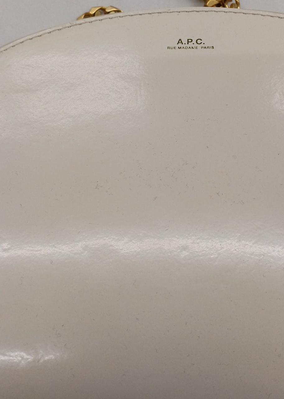 小さな凹みキズがいくつかあります