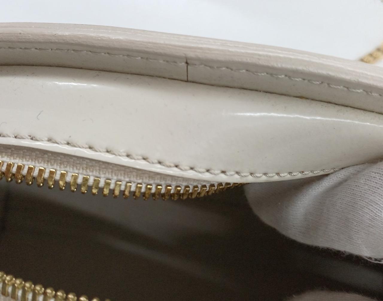 固めの素材なので大きくは開きません