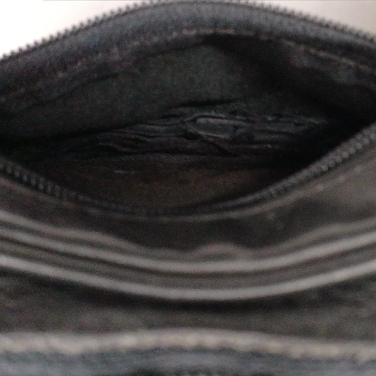 外ポケットの底部分にほつれがあります