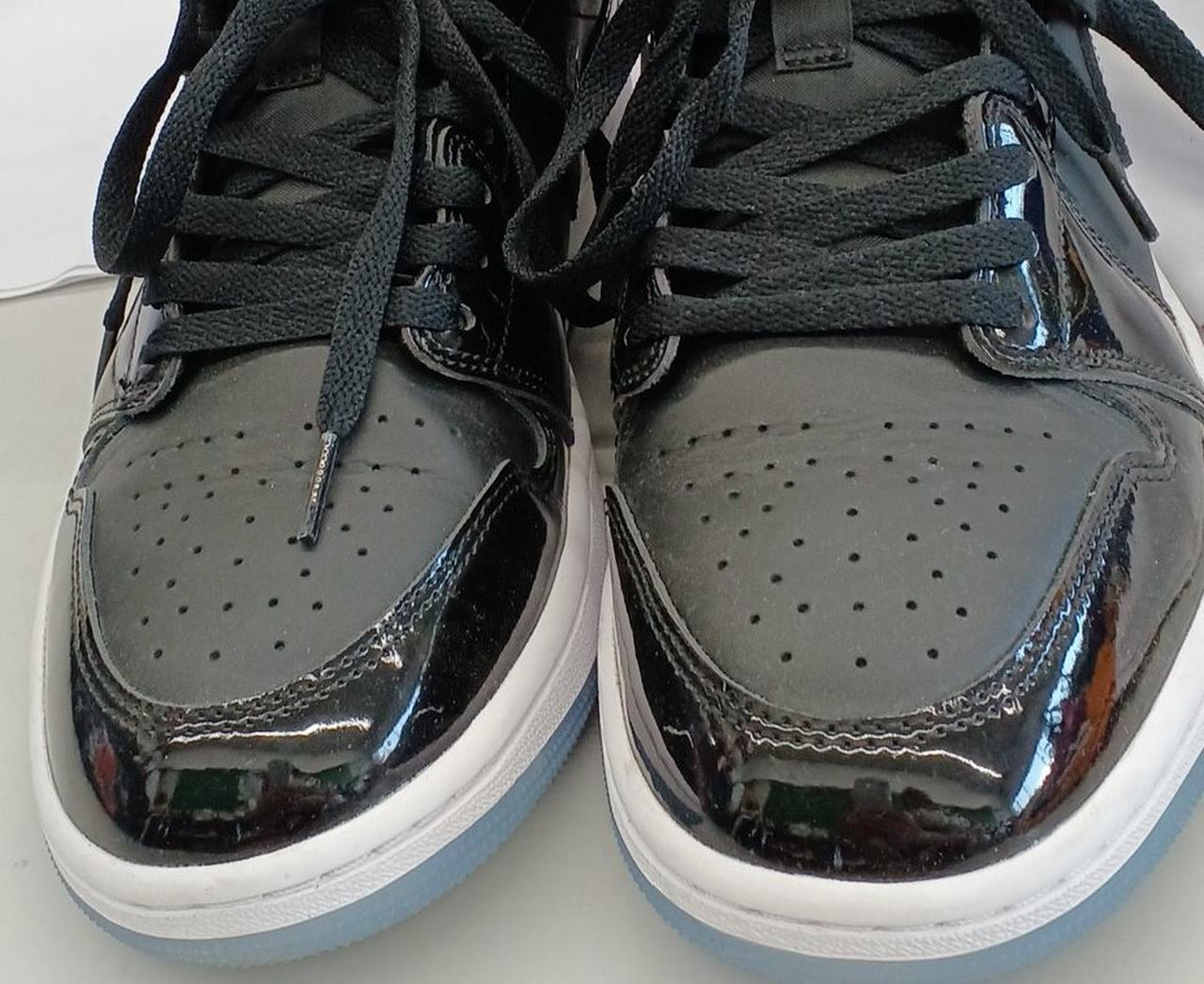 左右共につま先部分にシワがあります