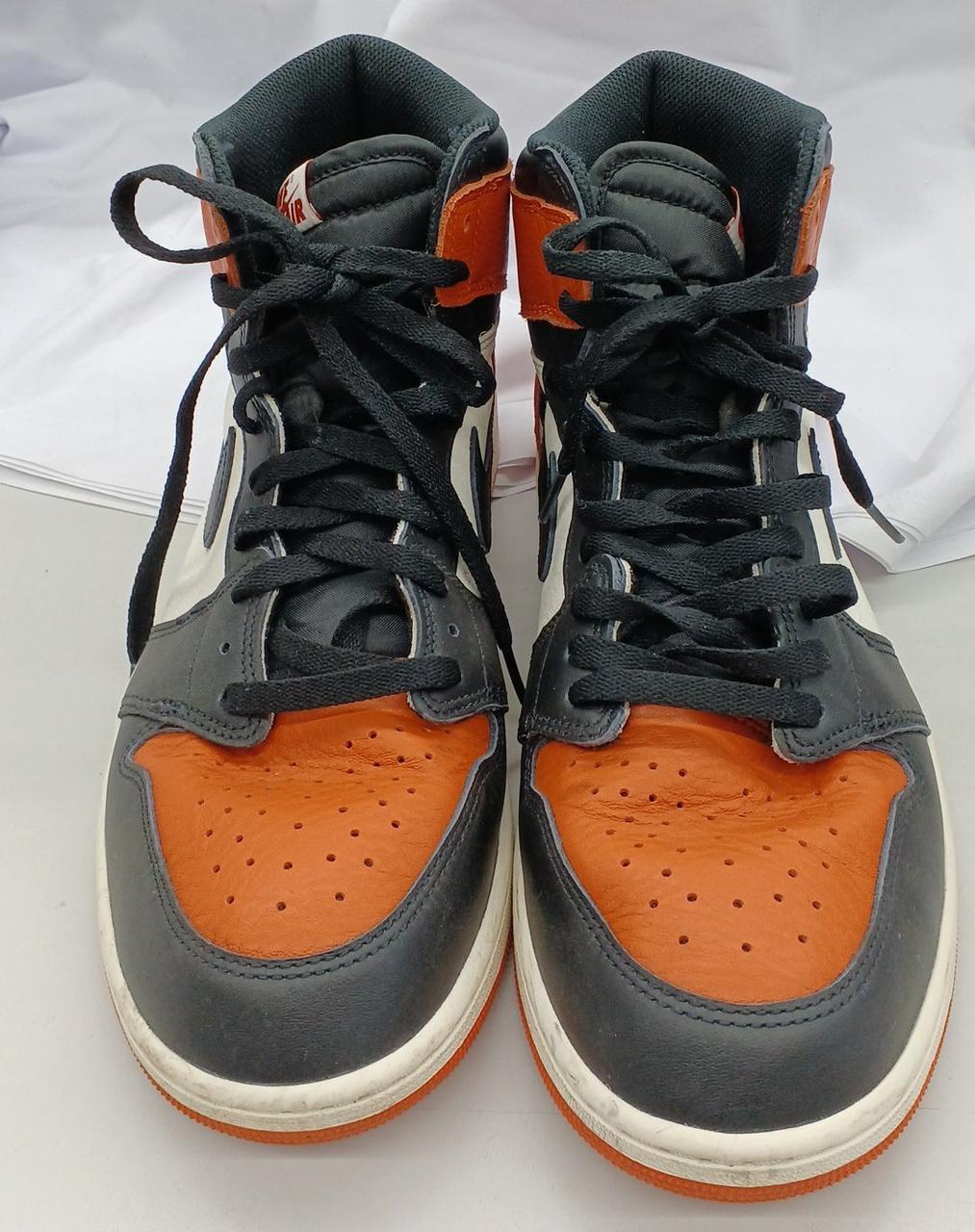 左右共につま先部分にシワ、凹みがあります