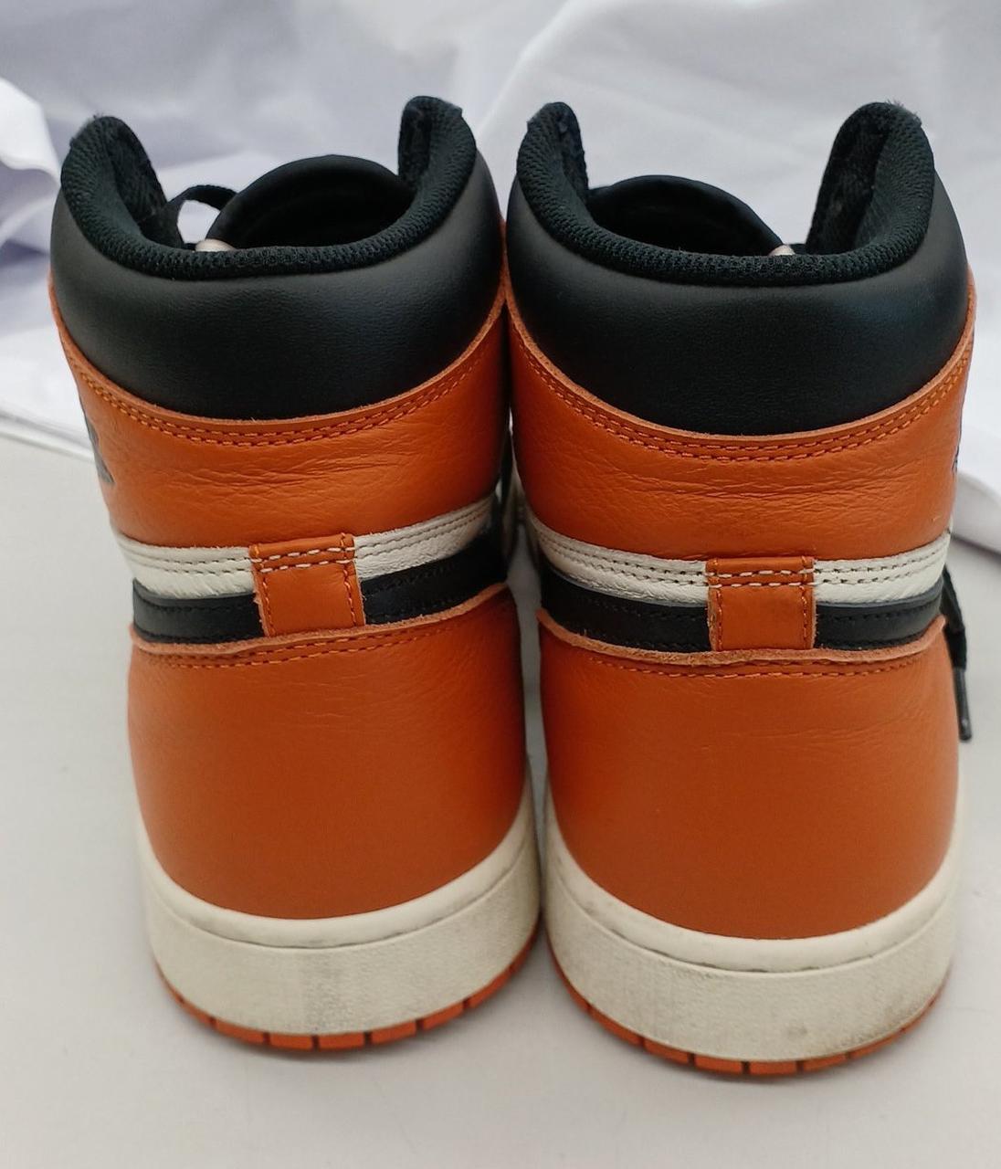 かかと部分にシワ、汚れがあります