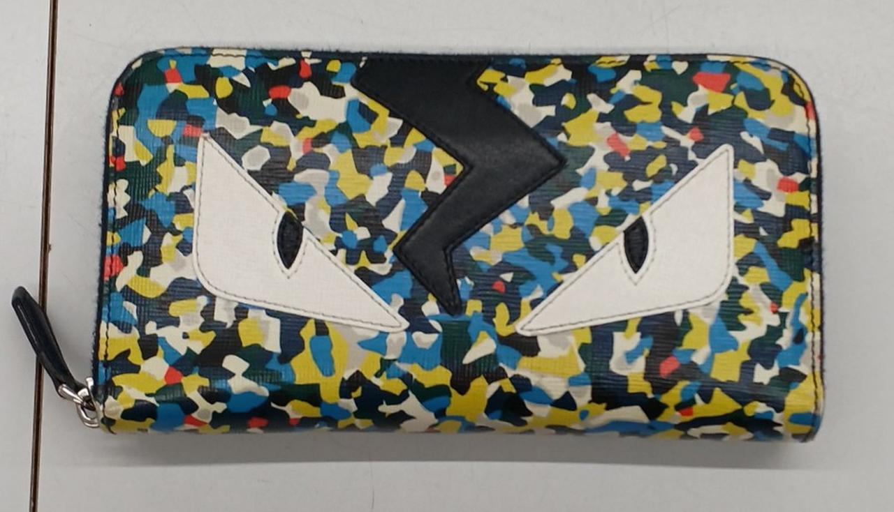 白い部分が少しくすんでいます