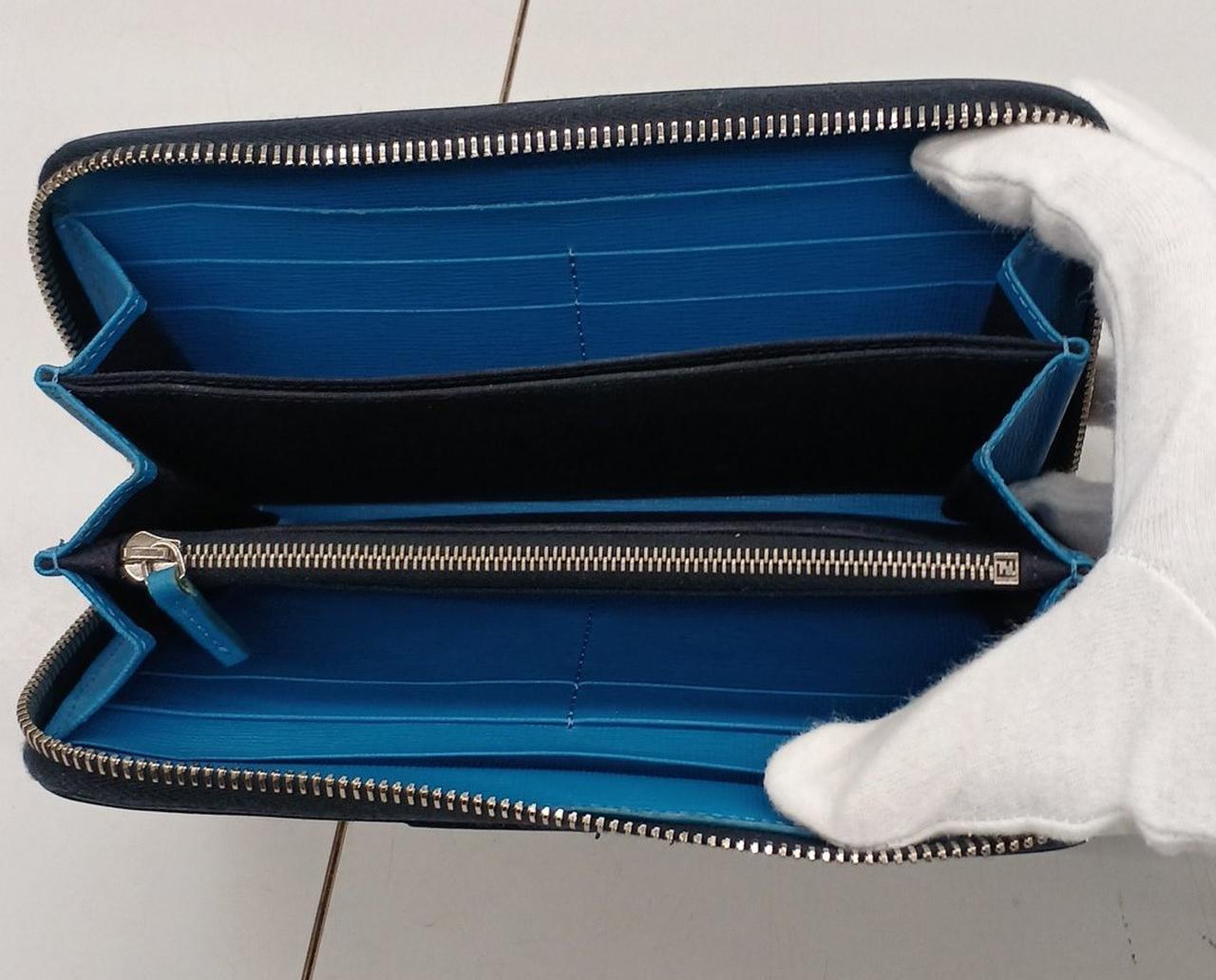 内側は青色です